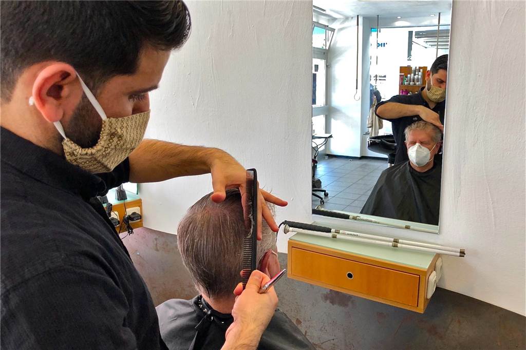 Masken und Visiere sind für Blinde ein besonders großes Problem Im Frisörgeschäft "Gerda Krüger Frisuren" ist Richard Schmidt schon lange Stammtgast und kennt sich dort gut aus. Der besagte "Weiße Langstock" liegt direkt vor ihm.