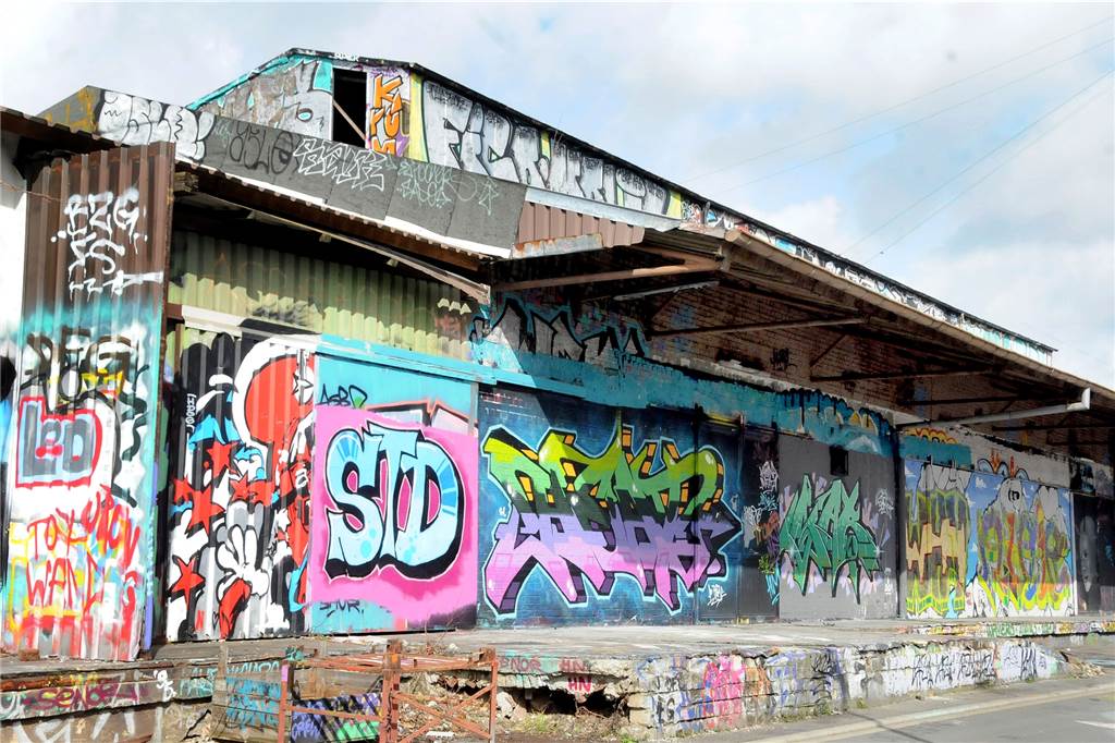 Stadt sperrt Graffiti-Halle am Bahnhof: Betreten verboten Im Frühjahr 2018 hatte die Stadt erlaubt, die frühere Güterhalle an der Margott-Röttger-Rath-Straße zum legalen Sprühen von Grafftis zu benutzen.