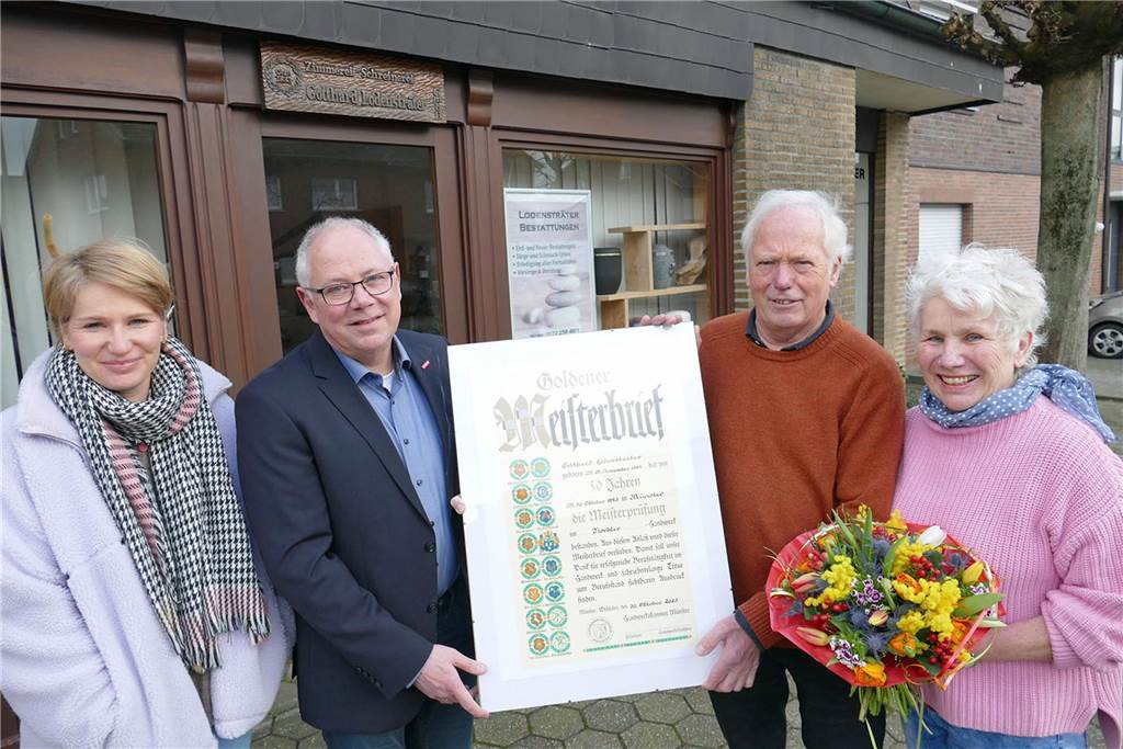 Gotthard Lodensträter ist seit 63 Jahren im Beruf und kein bisschen müde Im Frühjahr 2024 überreichte Volker Stein (2. v. l.), Geschäftsführer der Kreishandwerkerschaft Hellweg-Lippe, Gotthard Lodensträter den Goldenen Meisterbrief. Mit dabei Ehefrau Irmgard (r.; 72) und Tochter Alexandra.