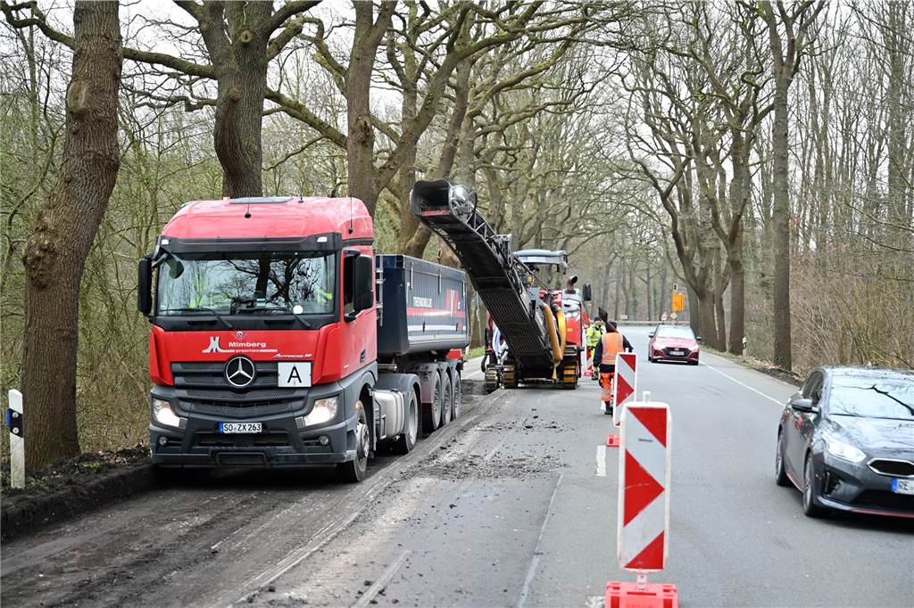 Anwohner verwundert: Schäden an der B 58 nur teilweise behoben Fahrbahnsanierung an der B 58 in Dorsten-Deuten