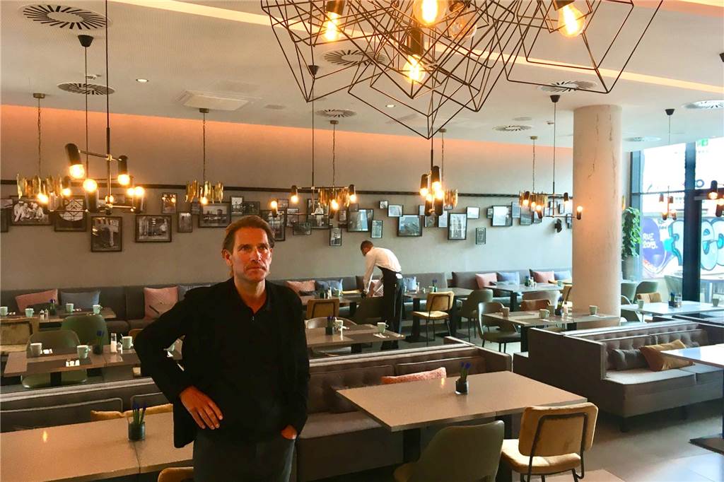 So viel Ruhrpott steckt in Dortmunds neuestem Vier-Sterne-Hotel Im Frühstücksraum und Restaurant hat Designer Andreas Neudahm Erinnerungen an eine Zechen-Kaue verarbeitet.