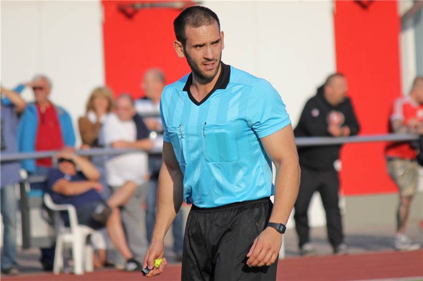 Fußballkreis Herne/Castrop-Rauxel fehlen Schiedsrichter im zweistelligen Bereich Im Fußballkreis Herne/Castrop-Rauxel fehlen derzeit Schiedsrichter im zweistelligen Bereich. Leo Exuzidis pfeift beispielsweise in der Oberliga und steht in der Regionalliga West an der Seitenlinie. Aber auch bei der Castrop-Rauxeler Stadtmeisterschaft leitete er eine Partie.