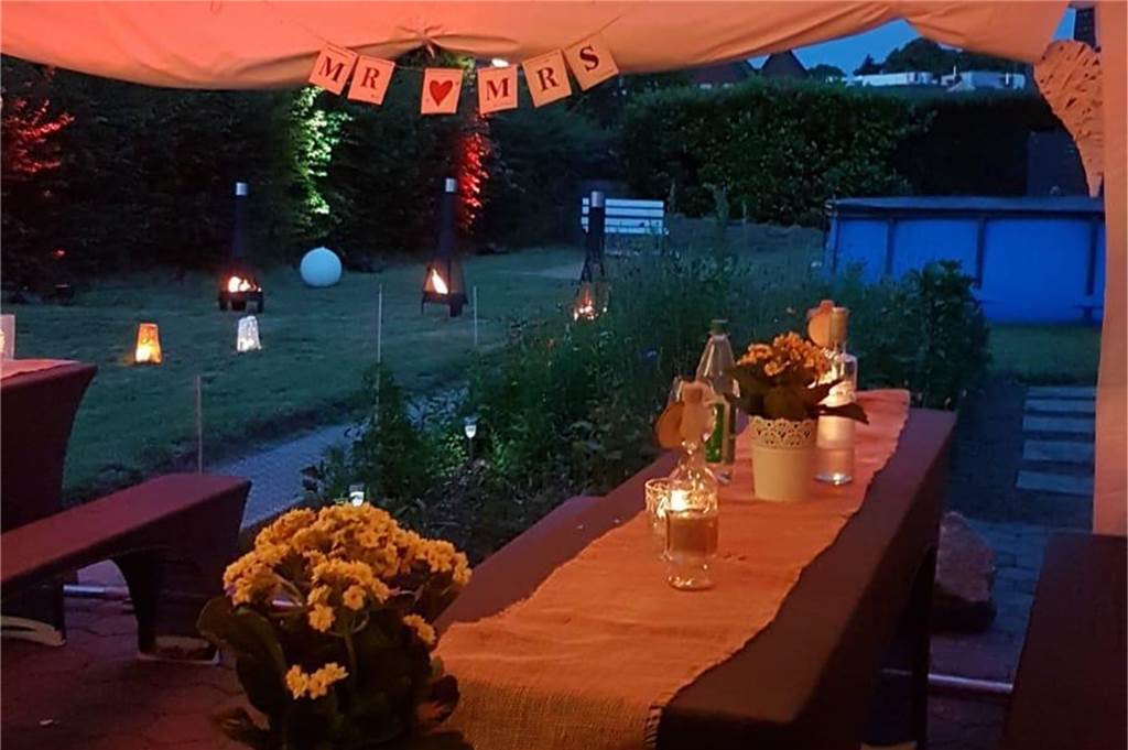 „Corona hat uns eine Feier geschenkt!“ - Markus Schnatmann und Annika Böhle haben geheiratet Im Garten feierte das Paar mit Familie und Freunden bis in die Morgenstunden. Den Garten hatte die Schwester von Annika zuvor dekoriert.