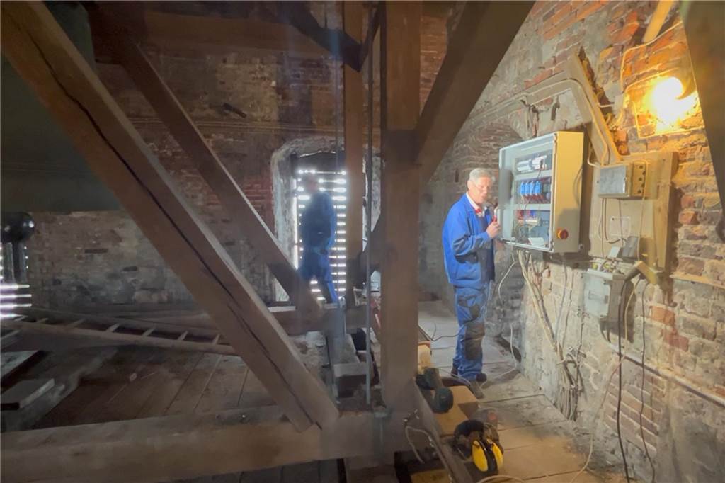 Christoph klingt wieder: Reparatur an tonnenschwerer Glocke Monteure im Glockenstuhl der Marienkirche