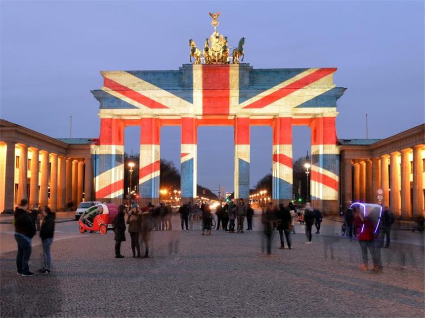 London: Fast alle Festgenommenen wieder frei Im Gedenken an die Opfer des Anschlags von London wird das Brandenburger Tor in Berlin in den Farben der britischen Flagge angestrahlt. Foto: Paul Zinken
