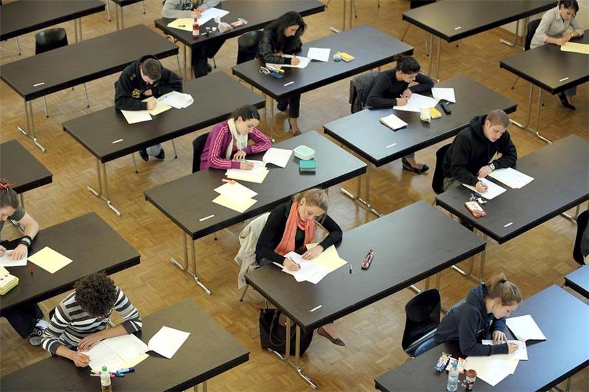 Das sind die Empfehlungen zur Entlastung der Schüler Im Gegensatz zu anderen Bundesländern wollte NRW eigentlich an G8 - also dem Abitur nach acht Jahren - festhalten.