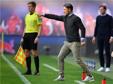 Im Gegensatz zu seinem Team auf dem Spielfeld war Eintracht Frankfurts Trainer Niko Kovac in der ersten Halbzeit an der Seitenlinie sehr präsent. Foto: Hendrik Schmidt