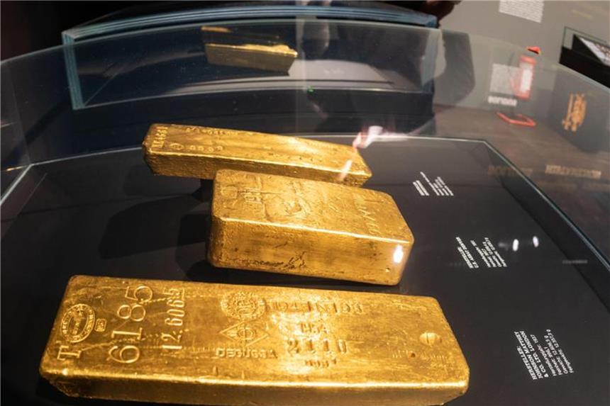 Bundesbank zeigt Teil ihres Goldschatzes Im Geldmuseum der Bundesbank werden acht besonders interessante Goldbarren sowie seltene Münzen aus dem glänzenden Edelmetall gezeigt. Foto: Frank Rumpenhorst