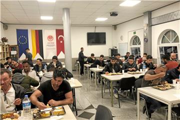 Im Gemeinschaftsraum der Moschee Eyüp Sultan Camii in der Nordstadt treffen sich Muslime während des Ramadan zum Fastenbrechen. Pro Abend kommen 400 bis 500 Gäste.