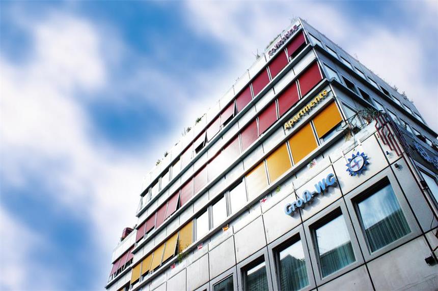 Das Mehrgenerationenhaus - ein Ort zum Altwerden? Im Generationenkult-Haus in Essen leben derzeit 38 Menschen. Die jüngste Bewohnerin ist 15, die älteste 78 Jahre alt. Auch als Senior muss sich hier niemand allein fühlen. Denn die Gemeinschaft wird in dem bunten Haus groß geschrieben.