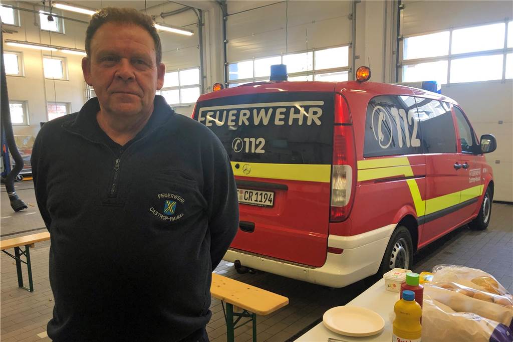Feuerwehrmann Josef Pieper gestorben – Ein Leben für den Trupp Zu sehen ist Josef Pieper im Wachhaus des Feuerwehr-Löschzuges Henrichenburg in Castrop-Rauxel. Er steht vor einem Rettungsfahrzeug. Neben ihm auf dem Tisch stehen Brötchen und Ketschup bereit