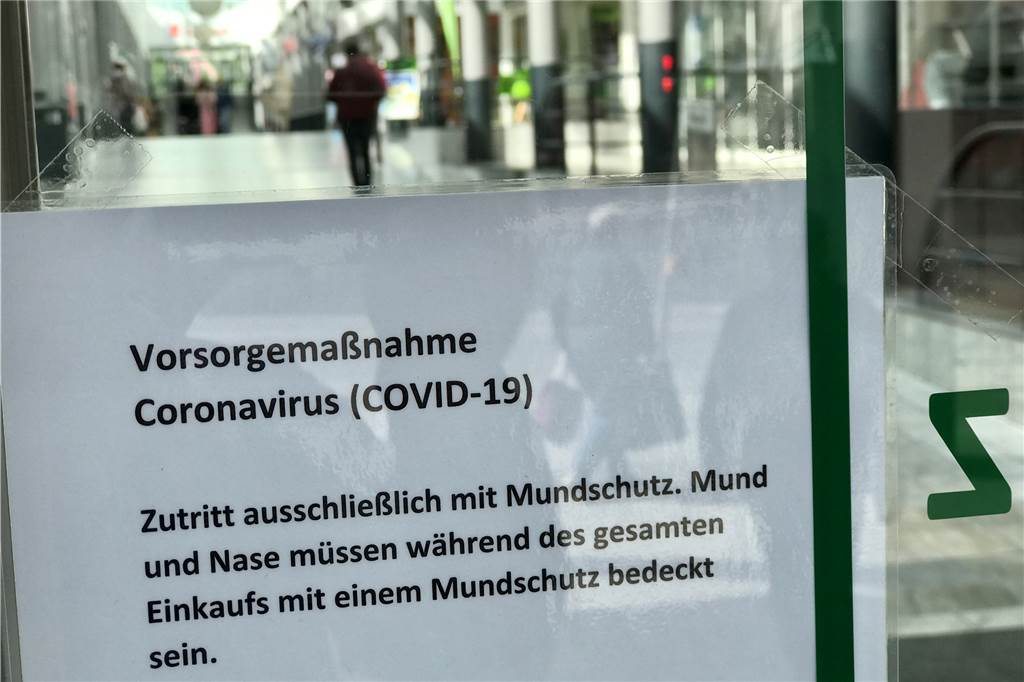 Maskenpflicht wird in Warteschlangen und an Haltestellen oft ignoriert Im gesamten Einkaufszentrum Widumer Platz gilt die Maskenpficht. Ein Sicherheitsmitarbeiter weist Besucher ohne Maske auf diese Pflicht hin.