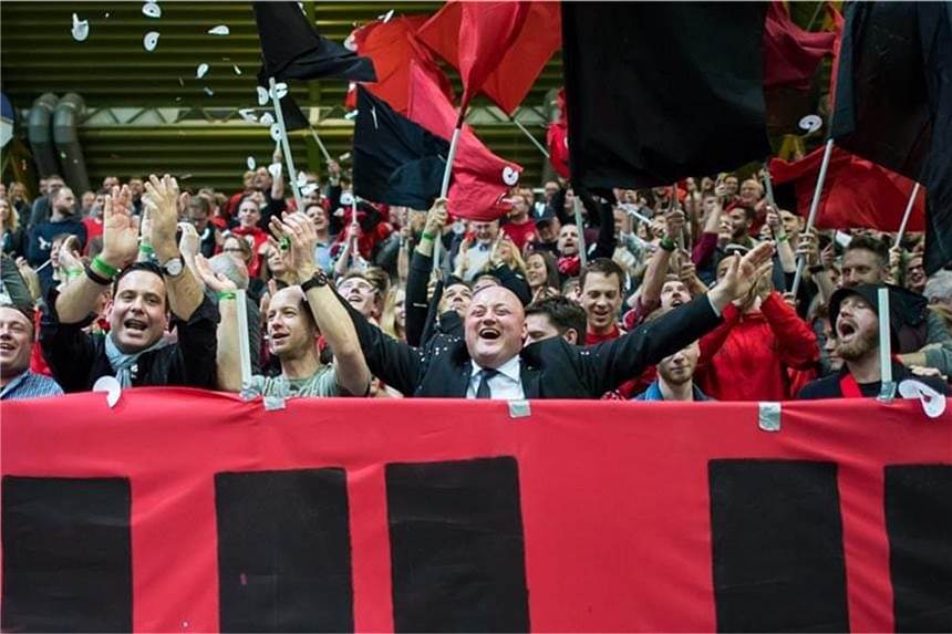 Eure besten Hallen-Momente: Im Anzug im Fan-Block, stimmungsvolle Husener, hitziger Ausgleich Im Geschäftsanzug in den Fanblock gehen? Kann man mal so machen!