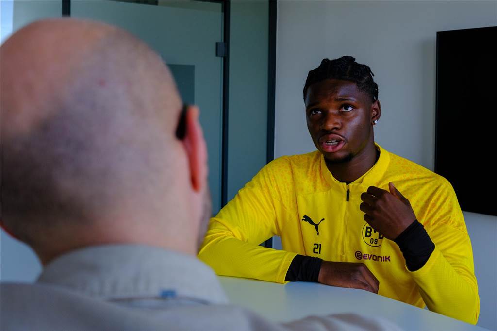 BVB-Youngster Hendry Blank über seinen Aufstieg: „Sehe keinen Grund, die große Show zu machen“ Hendry Blank schaut in die Luft.