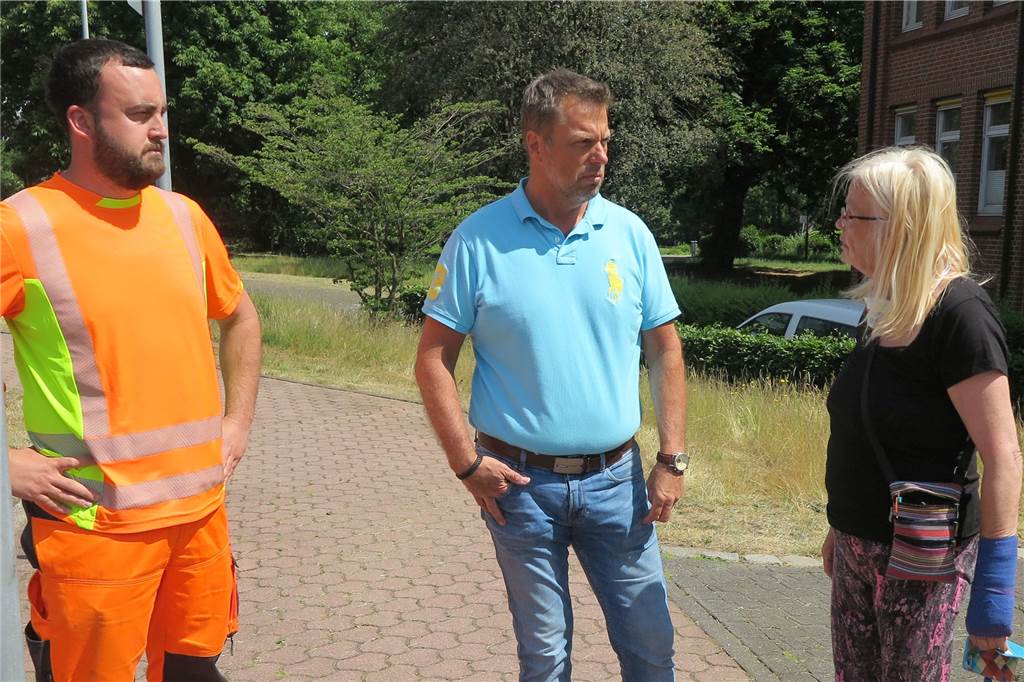 Klimaschutz-Preisträgerin stoppt Mähaktion des Bauhofs Im Gespräch mit dem Bauhofleiter Peter Claessen und dem allgemeinen Bürgermeister-Vertreter Gerd Abelt hatte Hildegard Daldrup (v.l.) Gelegenheit, das Für und Wider von Mäharbeiten zu erörtern.