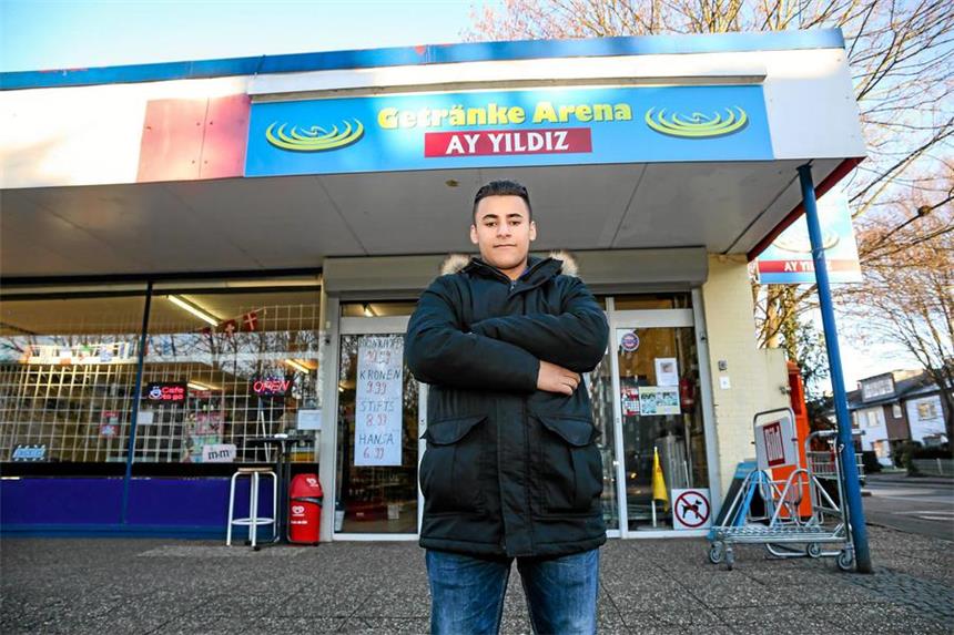 15-Jähriger wurde nicht in Modegeschäft gelassen Im Getränkemarkt von Dogukan Ayyildiz‘ Eltern sind alle Kunden willkommen. Dogukan fühlte sich als Kunde bei Wellensteyn unwillkommen.