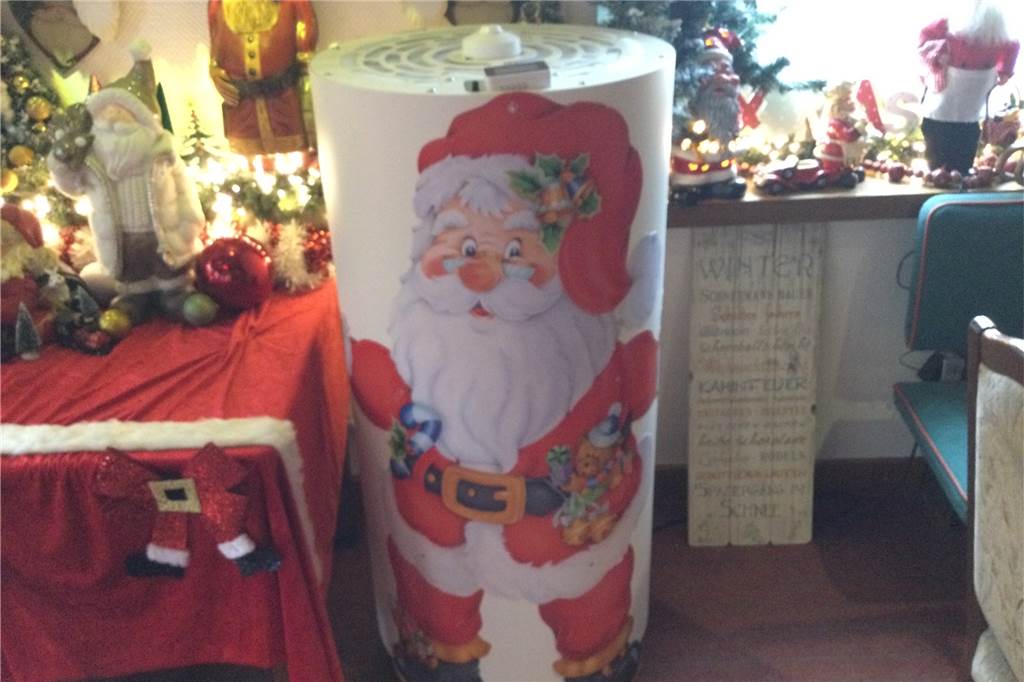 Weihnachtsfeiern in Olfen: Wirte bekommen reihenweise Absagen Im größten Raum der Füchtelner Mühle ist ein 1,20 Meter hoher UV-Standfilter aufgebaut. Der sorgt für keim- und virenfreie Luft. Und sieht mit Weihnachtsmann-Deko auch noch ganz schick aus.