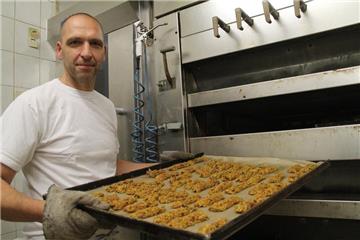 Im großen Ofen der Backstube gehen sonst bis zu 600 Brötchen gleichzeitig auf. Aber am Vormittag liegen auf den Blechen im Betrieb von Günter Aßhoff Hundekekse.