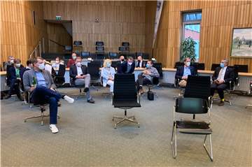 Im großen Saal im Kreishaus Coesfeld warteten die Kandidatinnen und Kandidaten auf die Ergebnisse aus den Wahlkreises. Große Überraschungen blieben aus, genau wie Emotionsausbrüche.