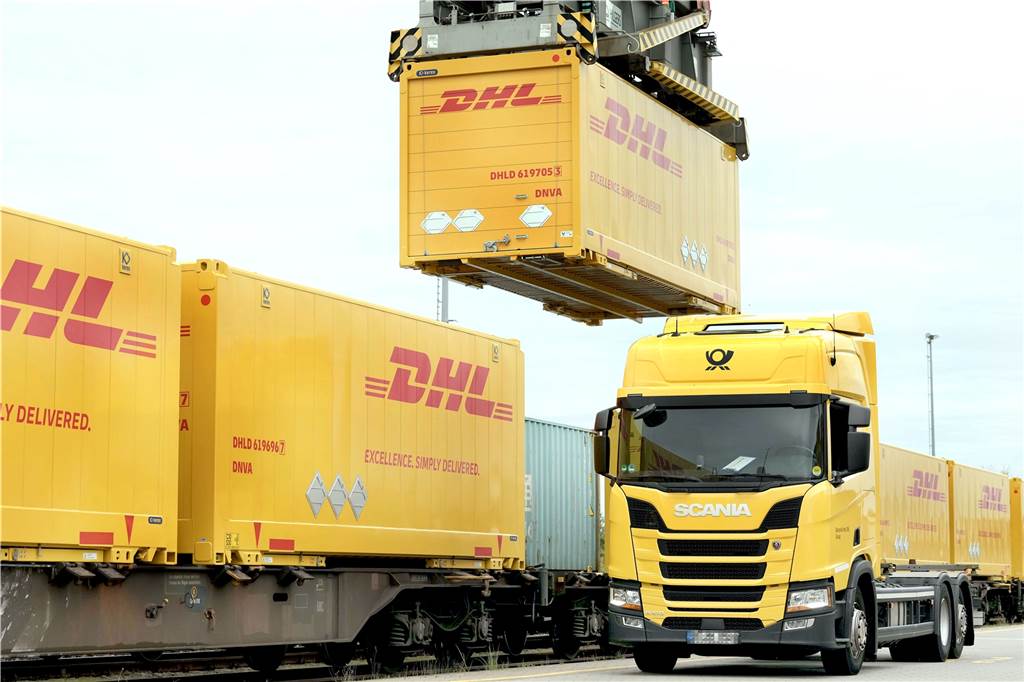 Noch nicht in alle Richtungen, aber: Pakete aus Schwerte reisen mit der Bahn Im Güterterminal Bönen werden die Container mit den DHL-Paketen aus Schwerte auf Güterwaggons der Deutschen Bahn umgeladen.