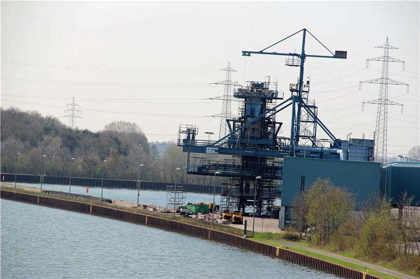 Tanker verliert Treibstoff im Hafen des Gersteinwerkes in Stockum Im Hafen des Gersteinwerkes in Stockum hat ein Tanker Diesel verloren.