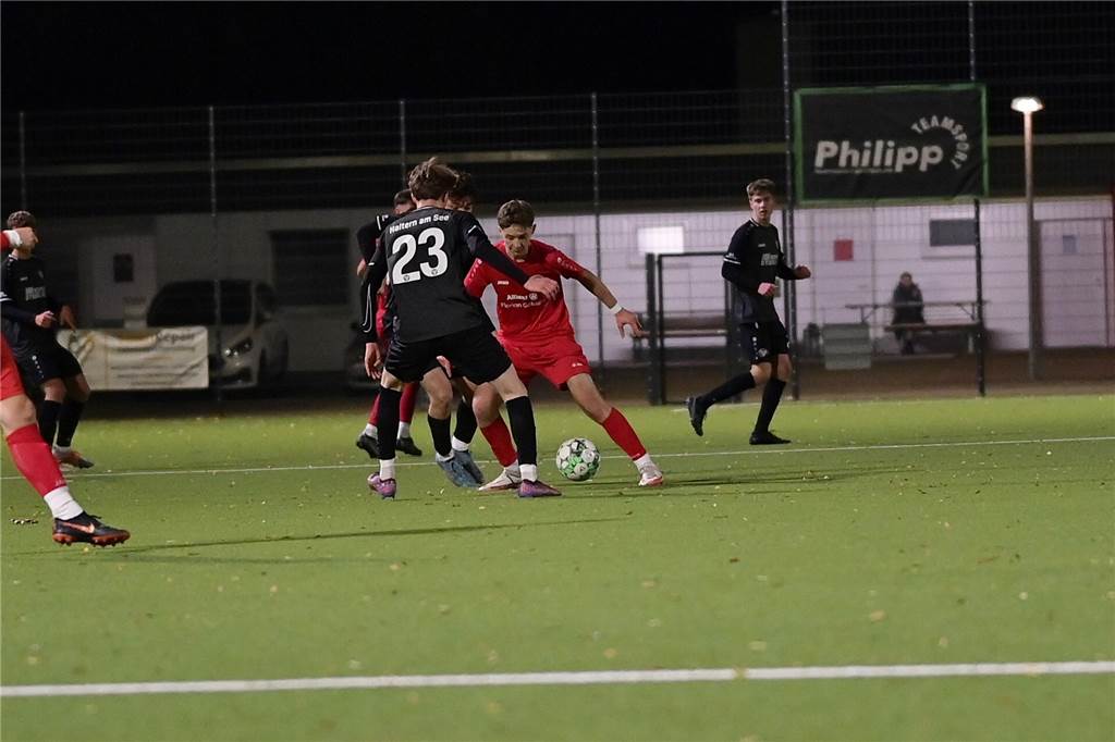 Spvgg. Erkenschwick unterliegt gegen TuS Haltern: Die besten Bilder vom Pokal-Halbfinale Im Halbfinale des Kreispokals standen sich die A-Junioren von Spvgg. Erkenschwick und TuS Haltern auf der Jule-Ludorf-Sportanlage gegenüber. Der Gast setzte sich etwas zu deutlich mit 4:0 durch und zog ins Endspiel ein.