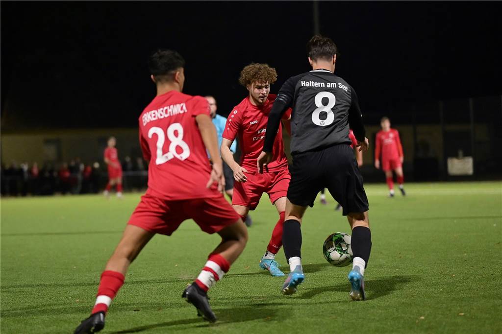 Spvgg. Erkenschwick unterliegt gegen TuS Haltern: Die besten Bilder vom Pokal-Halbfinale Im Halbfinale des Kreispokals standen sich die A-Junioren von Spvgg. Erkenschwick und TuS Haltern auf der Jule-Ludorf-Sportanlage gegenüber. Der Gast setzte sich etwas zu deutlich mit 4:0 durch und zog ins Endspiel ein.