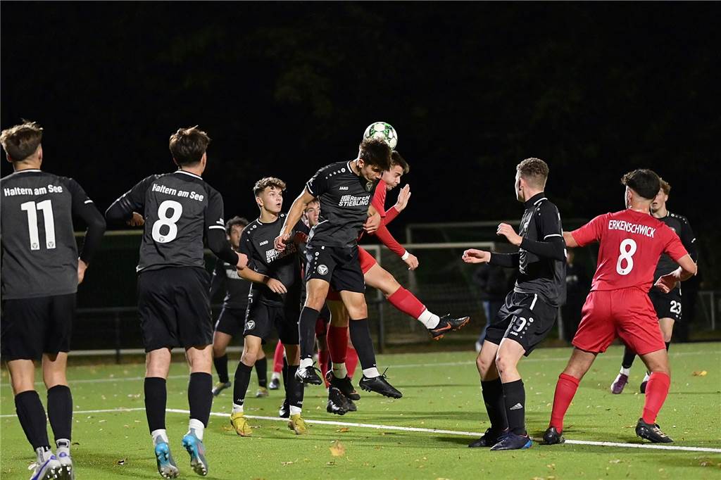 Spvgg. Erkenschwick unterliegt gegen TuS Haltern: Die besten Bilder vom Pokal-Halbfinale Im Halbfinale des Kreispokals standen sich die A-Junioren von Spvgg. Erkenschwick und TuS Haltern auf der Jule-Ludorf-Sportanlage gegenüber. Der Gast setzte sich etwas zu deutlich mit 4:0 durch und zog ins Endspiel ein.
