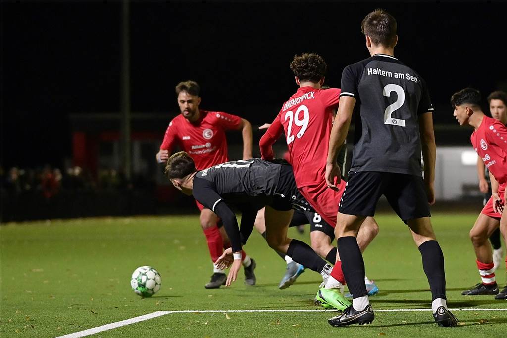 Spvgg. Erkenschwick unterliegt gegen TuS Haltern: Die besten Bilder vom Pokal-Halbfinale Im Halbfinale des Kreispokals standen sich die A-Junioren von Spvgg. Erkenschwick und TuS Haltern auf der Jule-Ludorf-Sportanlage gegenüber. Der Gast setzte sich etwas zu deutlich mit 4:0 durch und zog ins Endspiel ein.