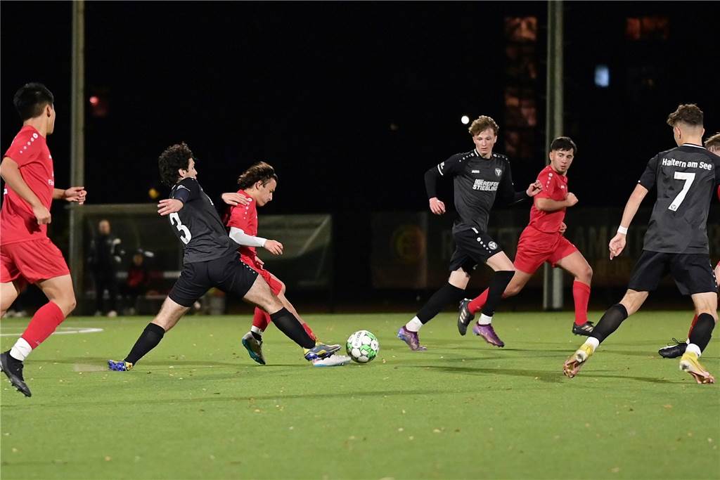 Spvgg. Erkenschwick unterliegt gegen TuS Haltern: Die besten Bilder vom Pokal-Halbfinale Im Halbfinale des Kreispokals standen sich die A-Junioren von Spvgg. Erkenschwick und TuS Haltern auf der Jule-Ludorf-Sportanlage gegenüber. Der Gast setzte sich etwas zu deutlich mit 4:0 durch und zog ins Endspiel ein.