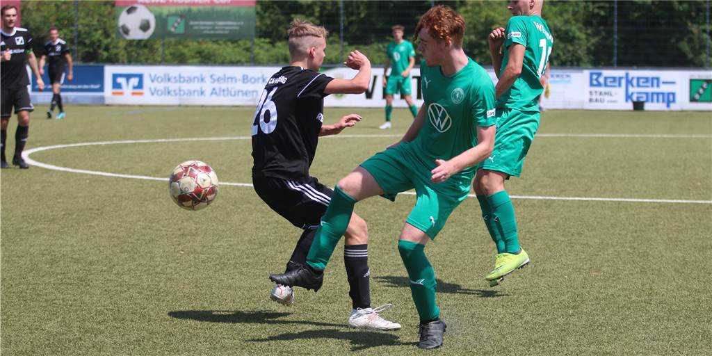 Zum Nachschauen: Westfalia Wethmar holt sich gegen Eintracht Werne den Titel beim Rewe-Hübner-Cup Im Halbfinale setzte sich Frederic Fischer (r.) mit Westfalia Wethmar gegen GS Cappenberg durch. Gegen Eintracht Werne wollen sich die Lüner nun die Turniersieg holen.