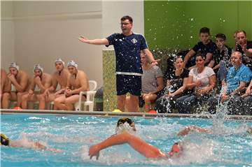Im Hallenbad müssen die Lüner Wasserballer weiter mit Einschränkungen leben.