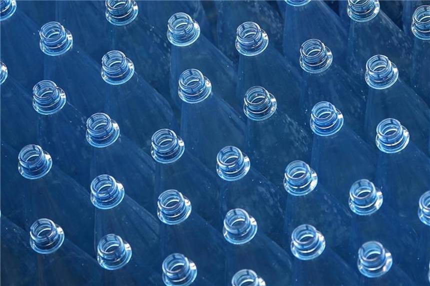 Anteil der Mehrwegflaschen sinkt auf neuen Tiefstand Im Handel gibt es Mehrweg- und Einweg-Plastikflaschen. Erstere sollten Verbraucher der Umwelt zuliebe vorziehen. Foto: Ina Fassbender