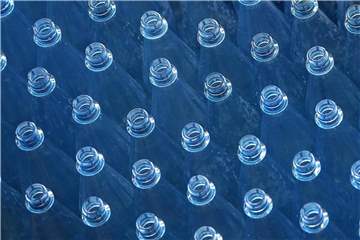 Im Handel gibt es Mehrweg- und Einweg-Plastikflaschen. Erstere sollten Verbraucher der Umwelt zuliebe vorziehen. Foto: Ina Fassbender