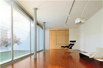Im Handel gibt es solche Fenster als SZR-System zu finden. Sie bestehen aus einem zwei- oder dreifachen Isolierglas, in dessen Zwischenraum Jalousien, Rollos oder Plissees integriert sind. Foto: Screenline GmbH/Bundesverband Flachglas/dpa-tmn