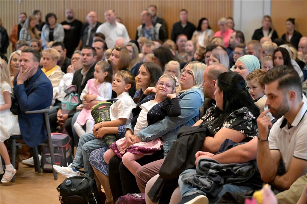 Im Hansesaal feierte die Lüner Leoschule die Einschulung von 70 neuen i-Dötzchen