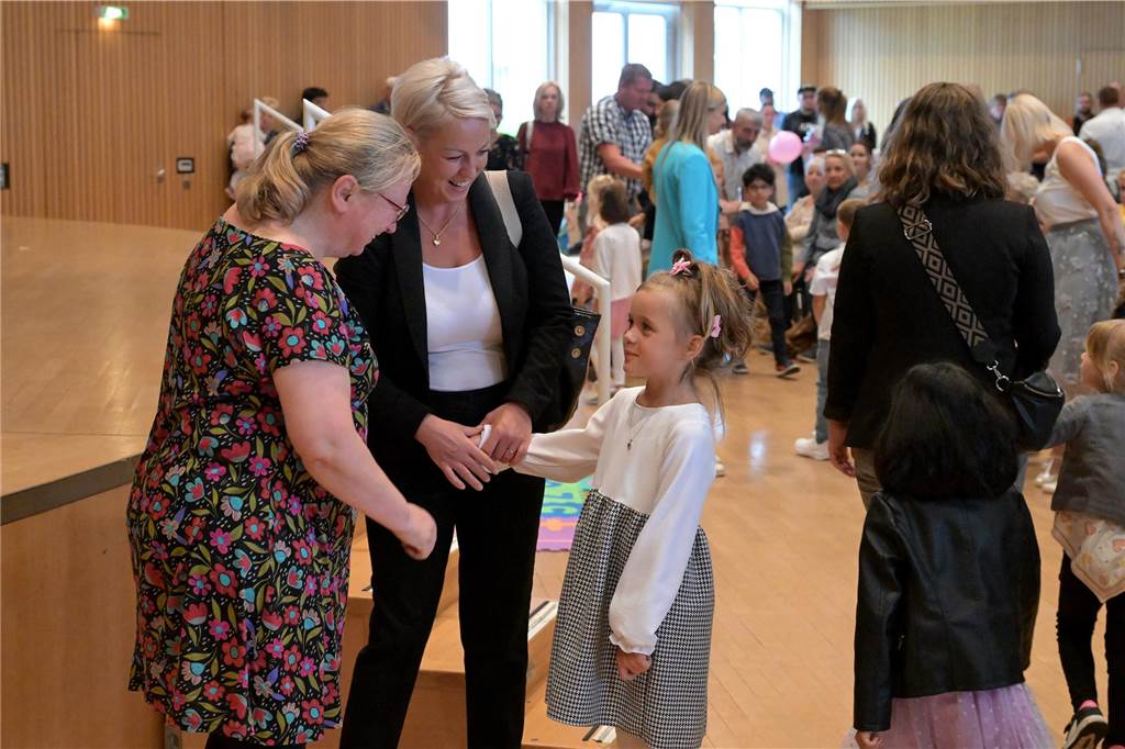 Im Hansesaal feierte die Lüner Leoschule die Einschulung von 70 neuen i-Dötzchen