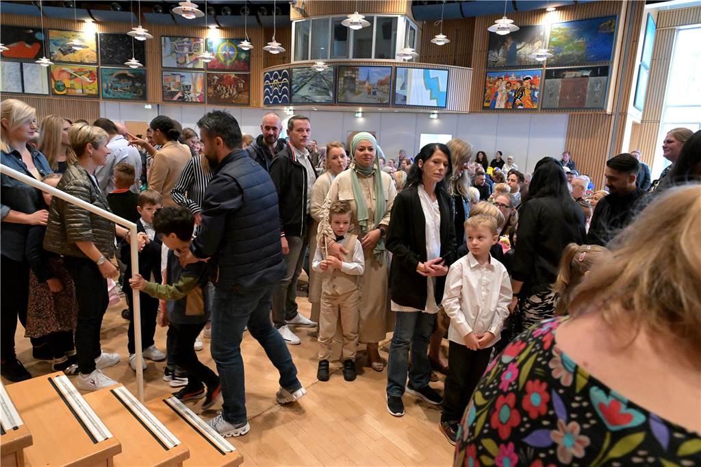 Im Hansesaal feierte die Lüner Leoschule die Einschulung von 70 neuen i-Dötzchen