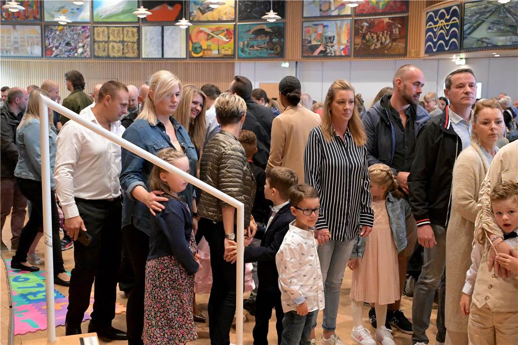 Im Hansesaal feierte die Lüner Leoschule die Einschulung von 70 neuen i-Dötzchen