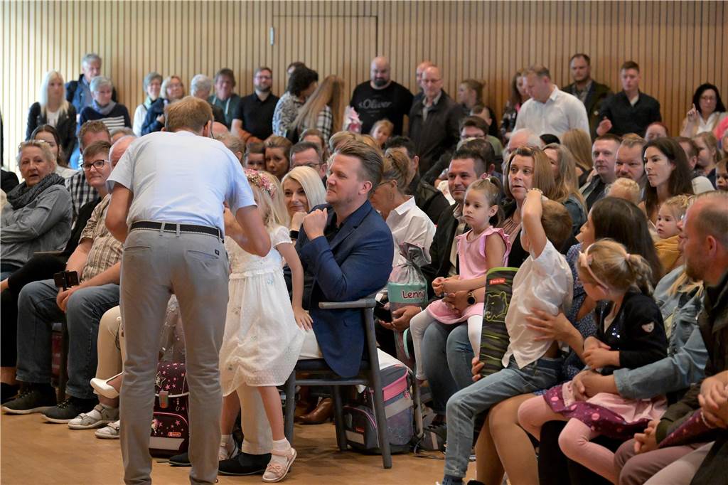 Im Hansesaal feierte die Lüner Leoschule die Einschulung von 70 neuen i-Dötzchen
