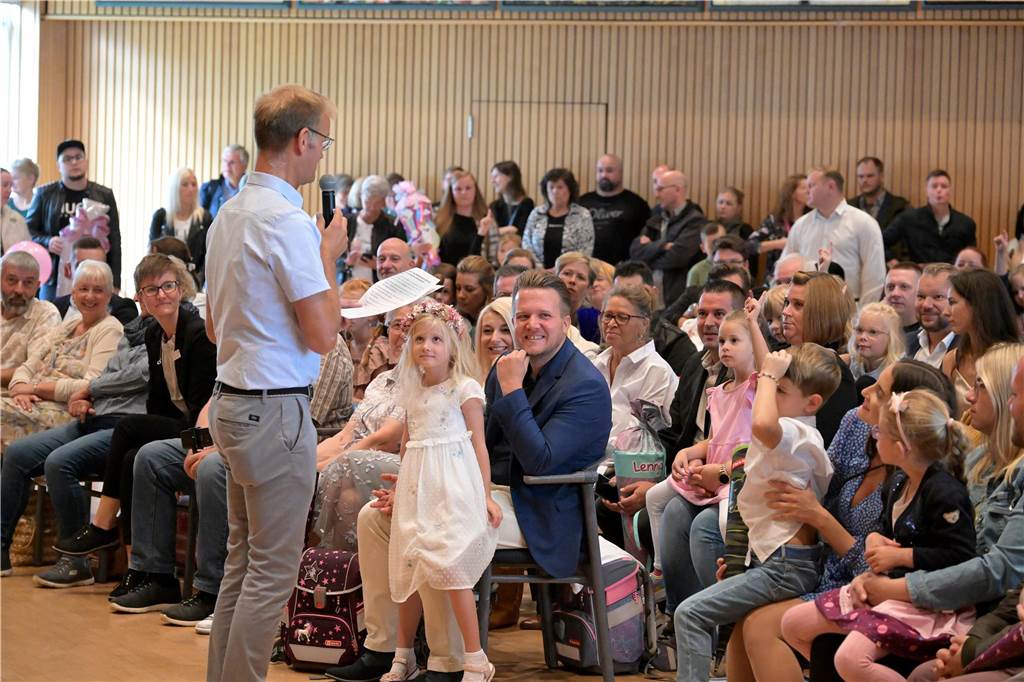 Im Hansesaal feierte die Lüner Leoschule die Einschulung von 70 neuen i-Dötzchen