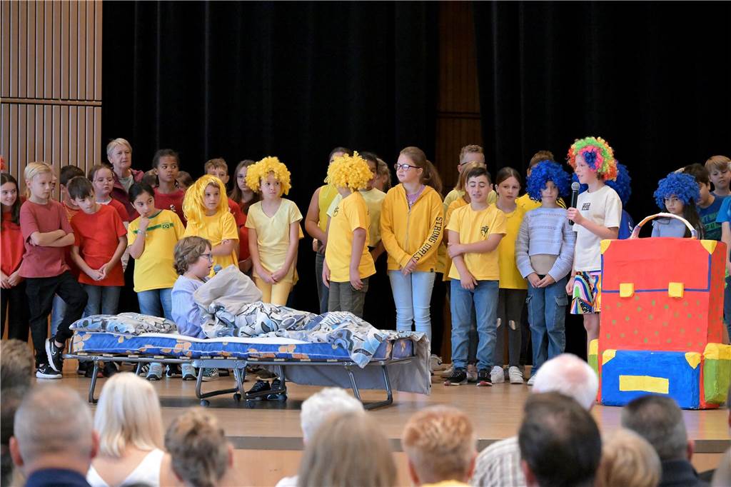 Im Hansesaal feierte die Lüner Leoschule die Einschulung von 70 neuen i-Dötzchen