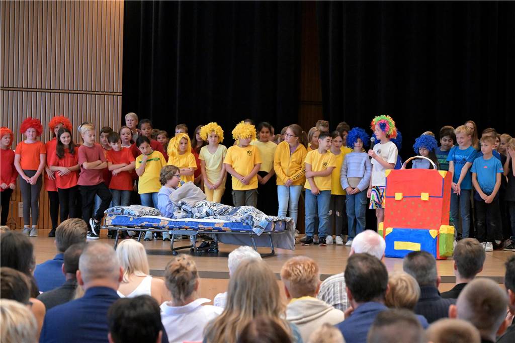 Im Hansesaal feierte die Lüner Leoschule die Einschulung von 70 neuen i-Dötzchen