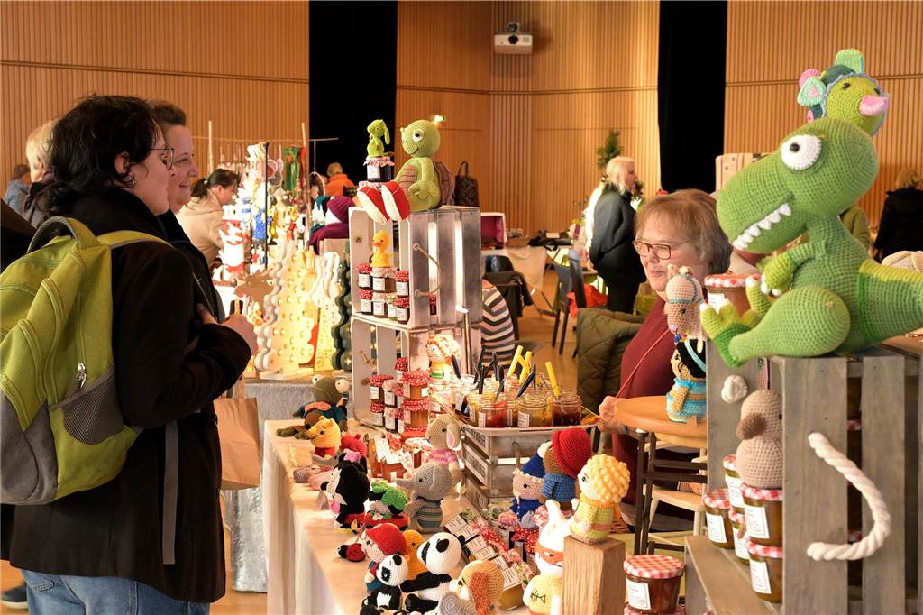 Im Hansesaal gab es wieder viel zu entdecken. Am Sonntag ist der Weihnachtsbasar noch bis 17 Uhr geöffnet.