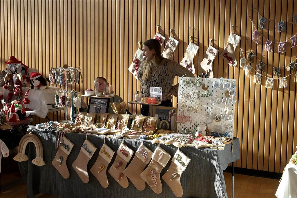 Im Hansesaal gab es wieder viel zu entdecken. Am Sonntag ist der Weihnachtsbasar noch bis 17 Uhr geöffnet.