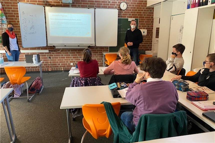 Gesamtschule Olfen bietet vor Anmeldeverfahren eine Videokonferenz Im harten Lockdown sitzen die Schüler zu Hause statt in der Schule. Auch der Infoabend für die Eltern von Viertklässlern findet digital statt.