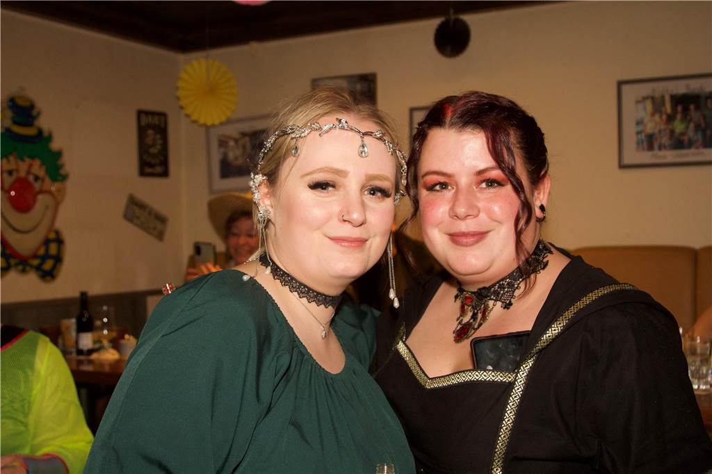 Im Haus Uebersohn feierte an Weiberfastnacht gut ein Dutzend Gäste den Karneval. Miss Lili sorgte für gute Laune.