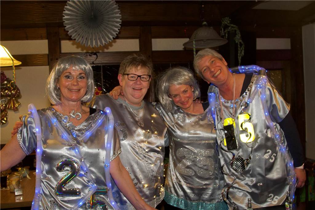 Im Haus Uebersohn feierte an Weiberfastnacht gut ein Dutzend Gäste den Karneval. Miss Lili sorgte für gute Laune.
