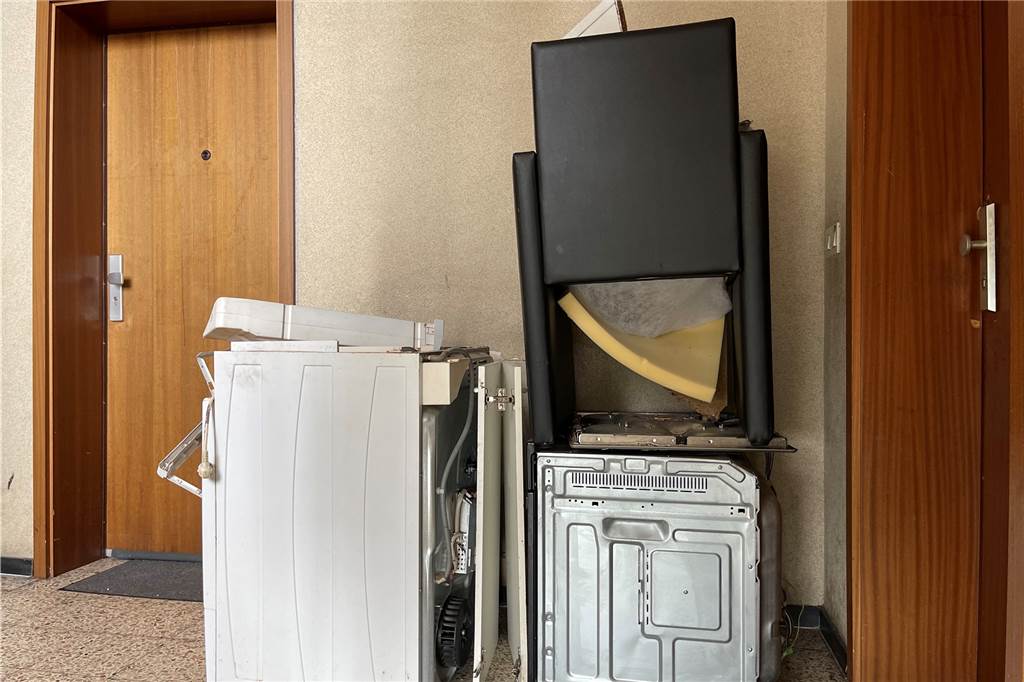„Ratten so groß wie Katzen“ – Scharfe Kritik an Wohnungsunternehmen Im Hausflur sammelt sich der Sperrmüll.