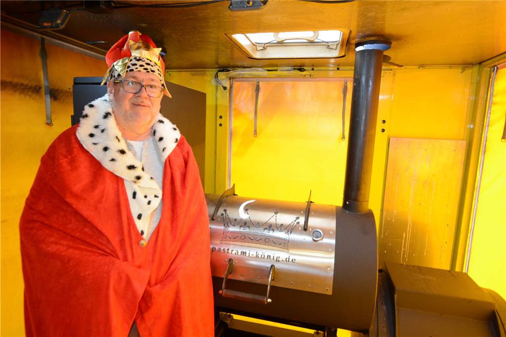 Ein König ohne Reich - Selmer Foodtrucker improvisiert in Coronakrise Im Heck des selbst ausgebauten Food-Trucks steht ein ganz besonderer Smoker mit einem Gewicht von fast einer halben Tonne.